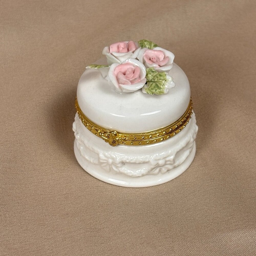 Vintage Tiny Hinged White Porcelain Crafted Roses Trinket Ring Box B45